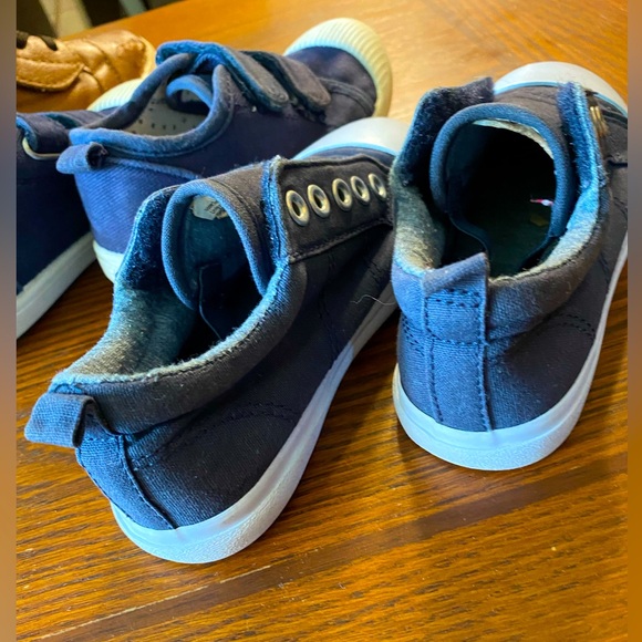 3 pairs boys sneakers/boots: 1 pair tan ankle boots & 2 navy canvas Cat & Jack - Picture 5 of 8